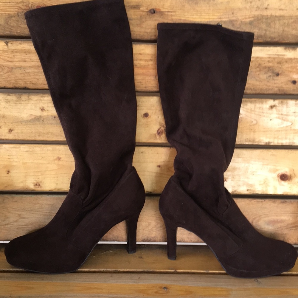 Tahari suede brown boots